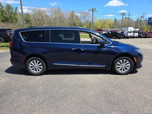 Used 2017 Chrysler Pacifica Touring-L FWD image 23