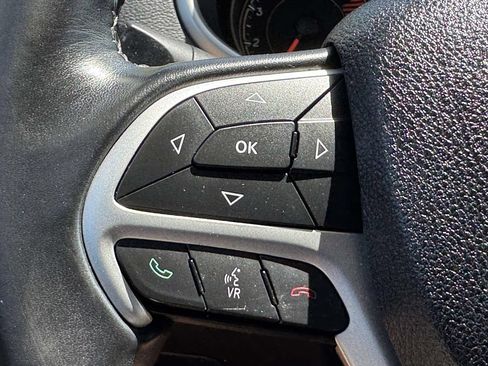 Used 2016 Jeep Cherokee Latitude AWD/4WD image 18
