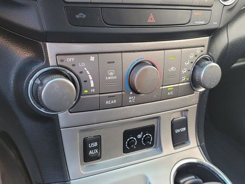 Used 2011 Toyota Highlander SE image 19