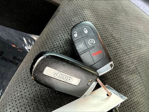 Used 2021 Jeep Grand Cherokee Laredo X image 10