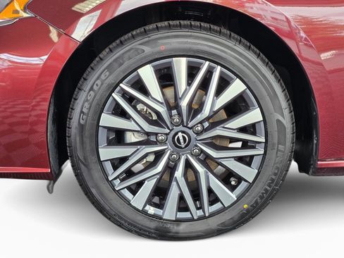 Used 2025 Nissan Altima 2.5 SV FWD image 11