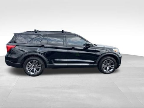 Used 2022 Ford Explorer XLT w/ Equipment Group 202A AWD/4WD image 8