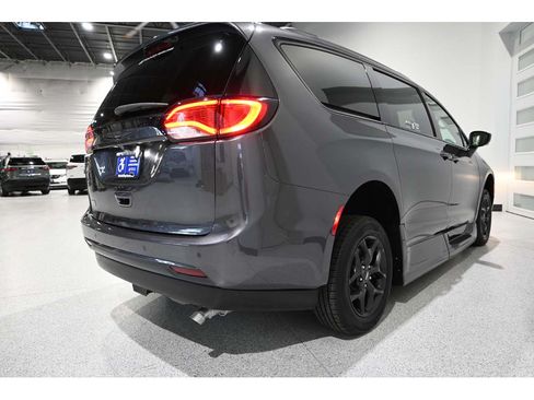 Used 2019 Chrysler Pacifica Touring-L Plus w/ Advanced Safetytec Group FWD image 6