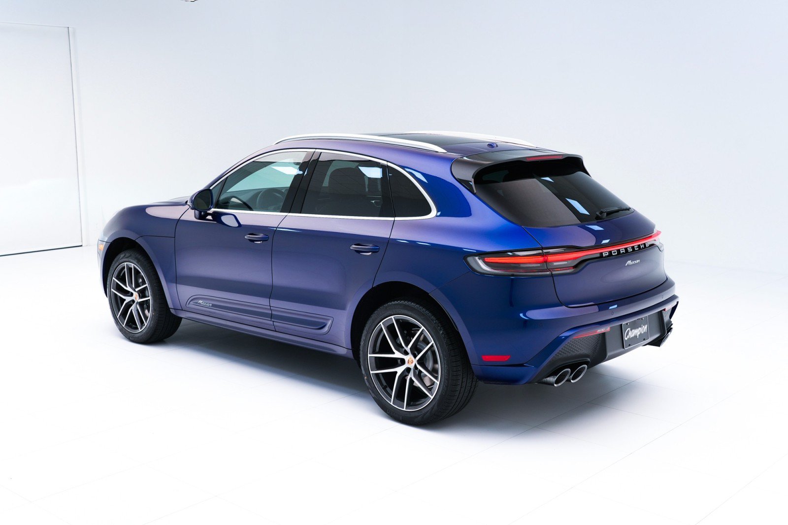 Certified 2024 Porsche Macan AWD/4WD image 3