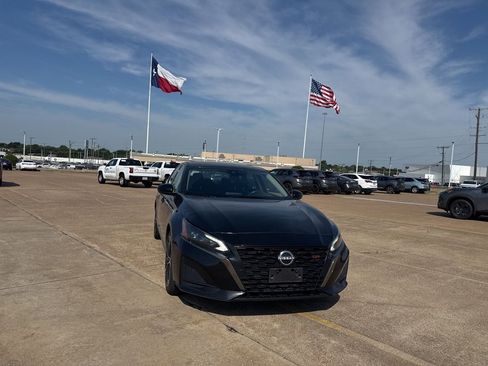 Certified 2024 Nissan Altima 2.5 SR FWD image 3