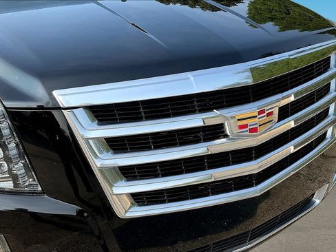 Used 2020 Cadillac Escalade Luxury AWD/4WD image 32