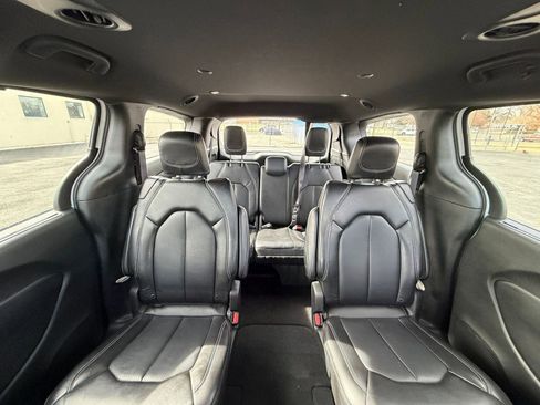 Used 2025 Chrysler Pacifica Select image 37