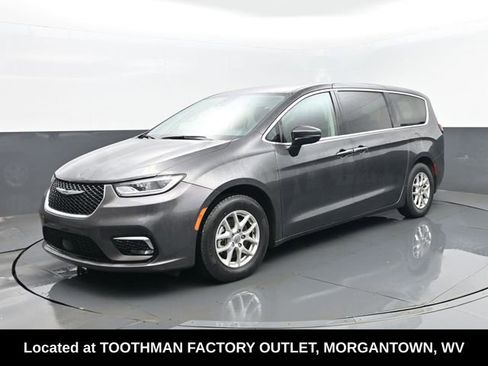 Used 2023 Chrysler Pacifica Touring-L FWD image 2