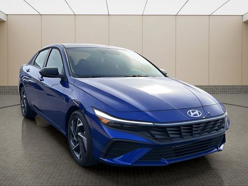 Certified 2025 Hyundai Elantra Sport image 7