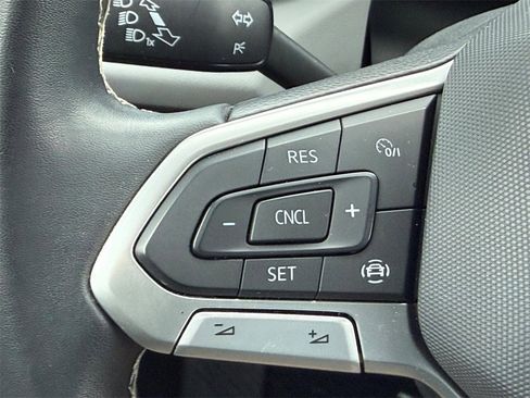 Certified 2022 Volkswagen Taos SE image 16