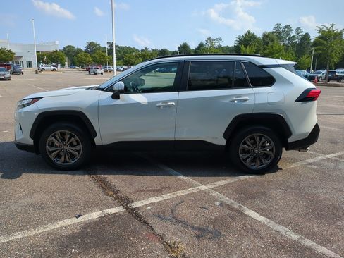 Used 2023 Toyota RAV4 XLE Premium AWD/4WD image 7