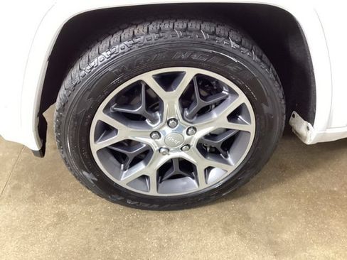 Used 2019 Jeep Grand Cherokee Overland AWD/4WD image 24