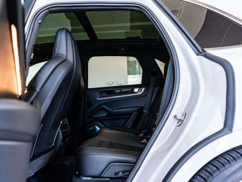 Certified 2025 Porsche Cayenne Turbo AWD/4WD image 26