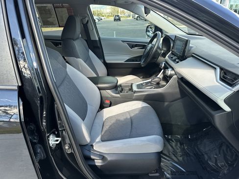 Used 2021 Toyota RAV4 XLE image 33