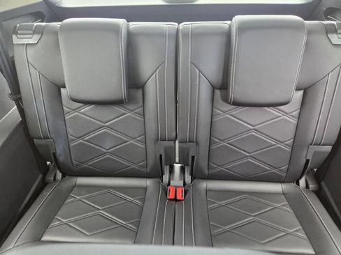 Used 2025 Volkswagen Atlas SE AWD/4WD image 25
