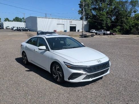 Used 2025 Hyundai Elantra SEL FWD image 6