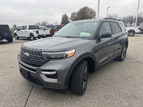 Used 2022 Ford Explorer XLT w/ Equipment Group 202A image 3