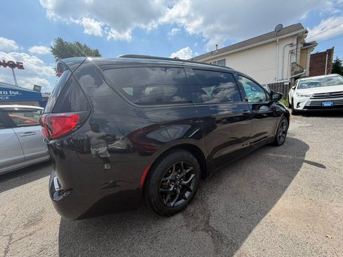 Used 2019 Chrysler Pacifica Touring-L w/ Advanced Safetytec Group FWD image 5