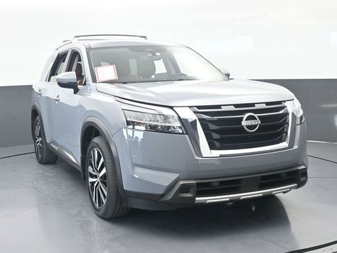 Used 2024 Nissan Pathfinder Platinum AWD/4WD image 9