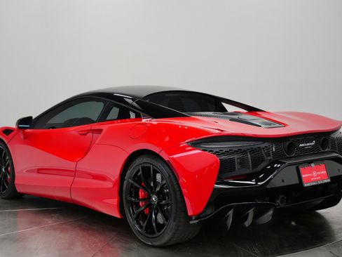 Used 2024 McLaren Artura RWD image 6