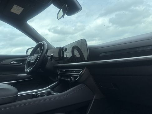 Used 2025 Chevrolet Traverse LT image 24