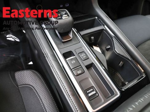 Used 2025 Nissan Pathfinder SV FWD image 13