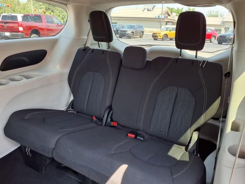 Used 2020 Chrysler Voyager LX image 19