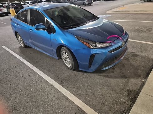 Used 2020 Toyota Prius LE FWD image 3