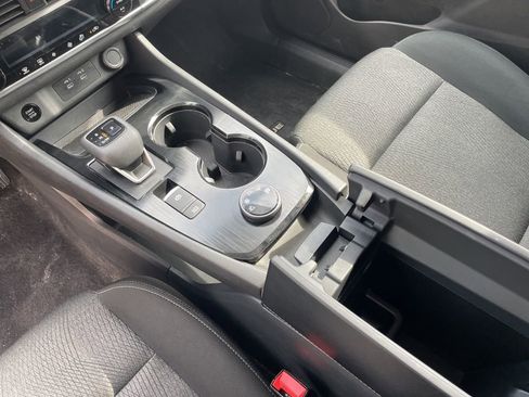 Used 2025 Nissan Rogue SV image 9