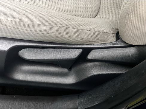 Used 2021 Toyota Corolla LE FWD image 15