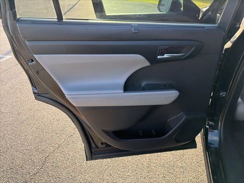 Used 2022 Toyota Highlander XLE image 15