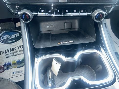 Used 2025 Chevrolet Traverse LT image 24