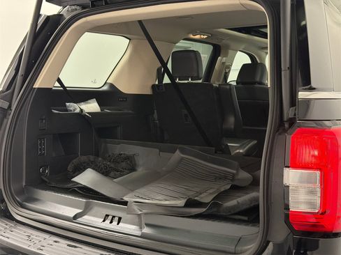 Used 2022 Ford Expedition XLT image 9