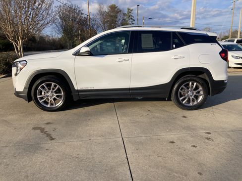 Used 2024 GMC Terrain SLT image 9