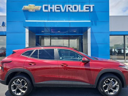 Used 2025 Chevrolet Trax LT w/ LT Convenience Package FWD image 2