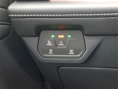 Used 2024 Volkswagen Atlas Cross Sport SEL Premium R-Line image 28