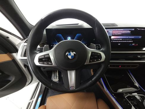 Used 2023 BMW X7 xDrive40i w/ M Sport Package AWD/4WD image 11