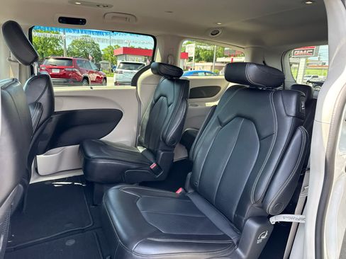 Used 2023 Chrysler Pacifica Touring-L FWD image 13