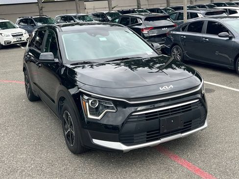 Certified 2025 Kia Niro LX FWD image 3