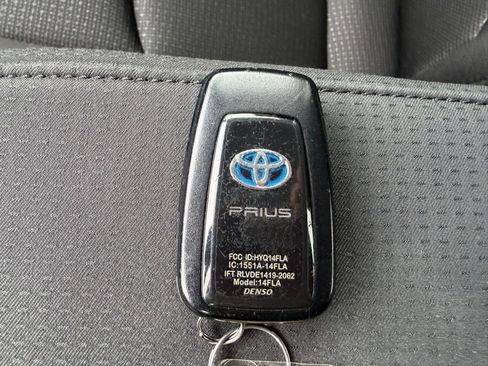 Used 2022 Toyota Prius LE image 29
