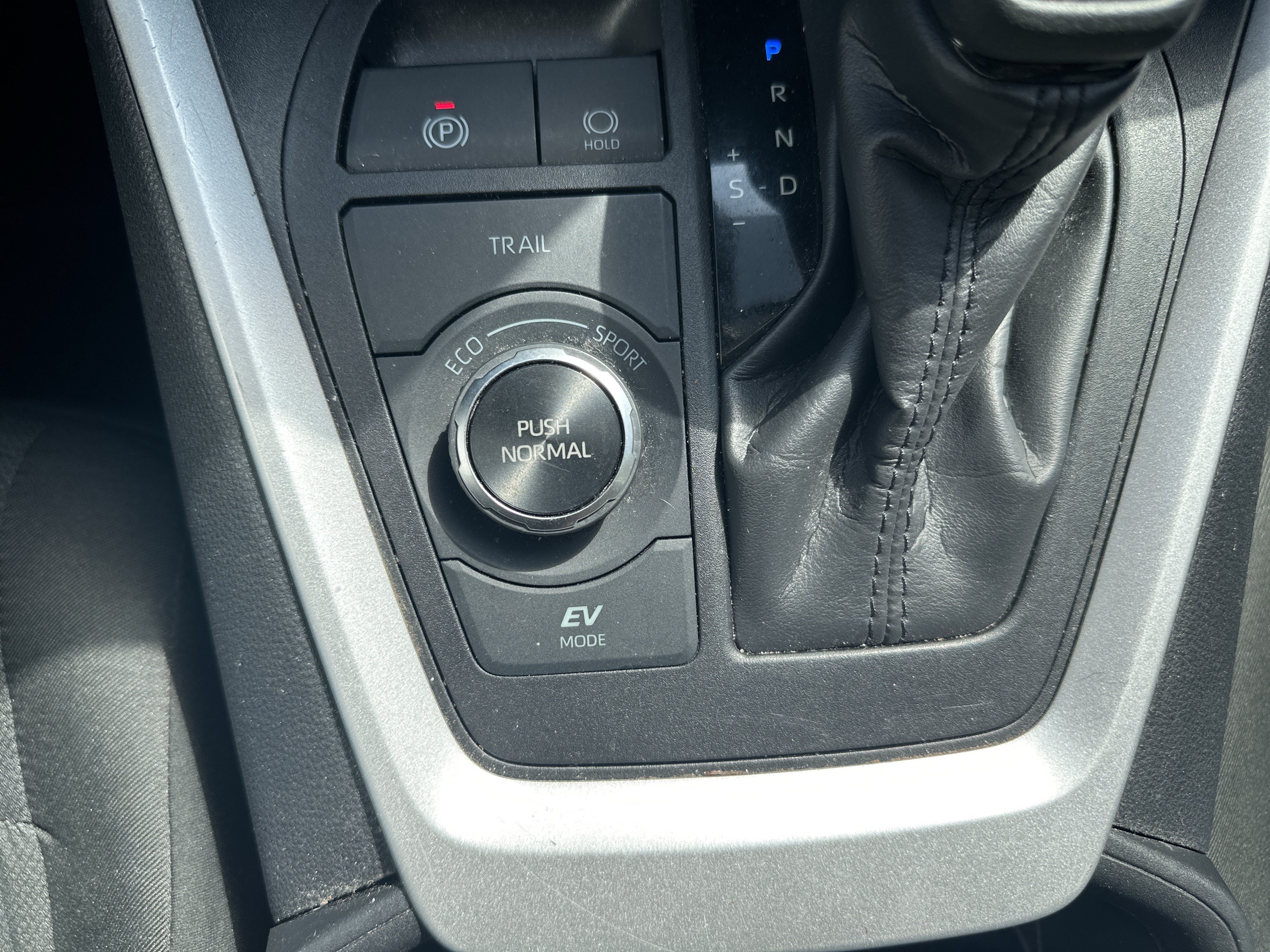 Used 2025 Toyota RAV4 XLE AWD/4WD image 38