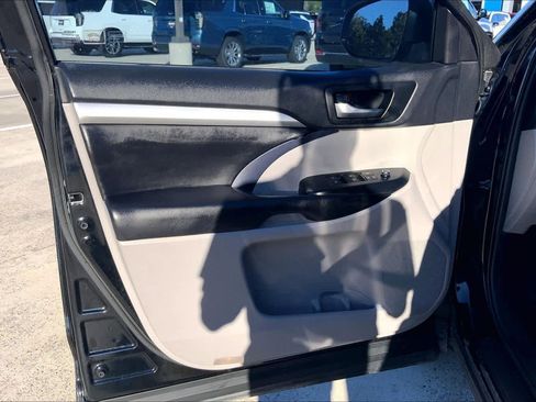 Used 2019 Toyota Highlander XLE image 18
