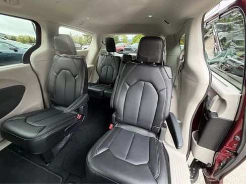 Used 2023 Chrysler Pacifica Touring-L AWD/4WD image 25