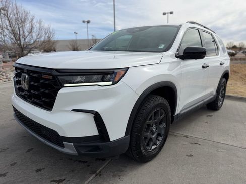 Used 2024 Honda Pilot TrailSport image 3