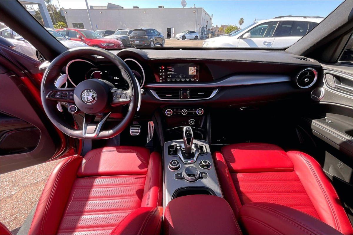 Used 2025 Alfa Romeo Stelvio Sprint AWD/4WD image 13