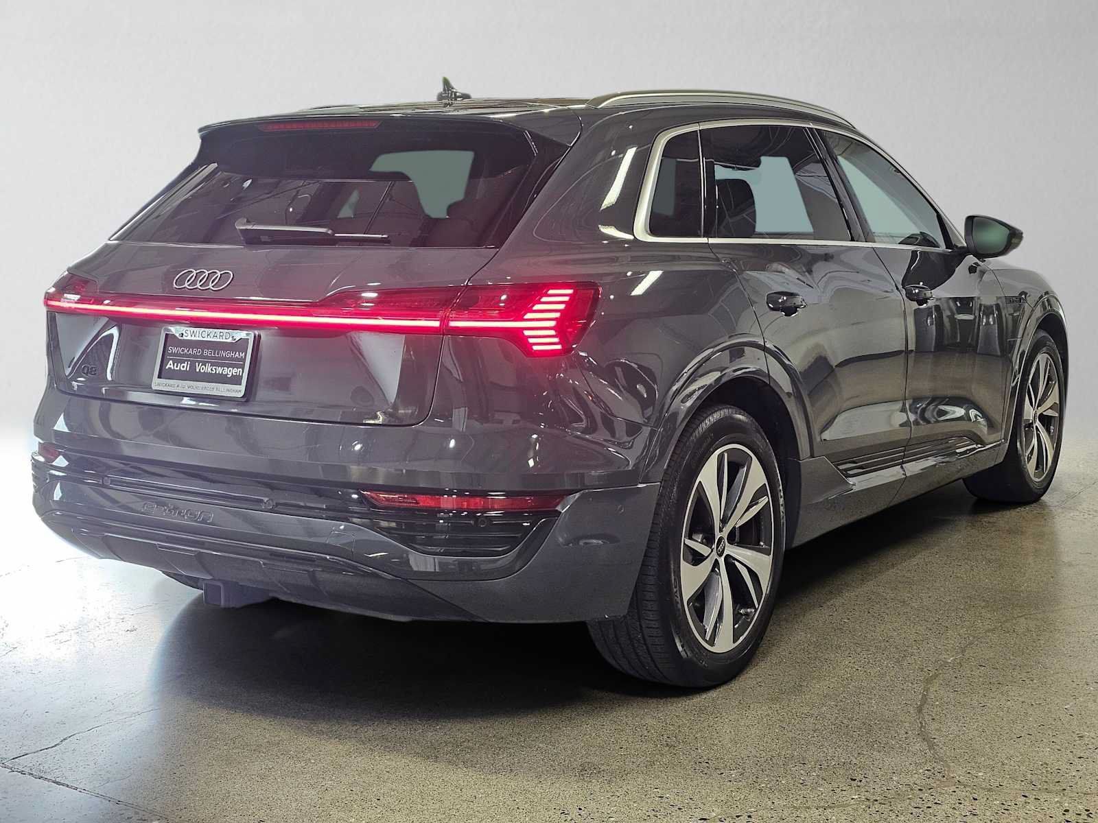 Used 2024 Audi Q8 e-tron Premium Plus AWD/4WD image 3