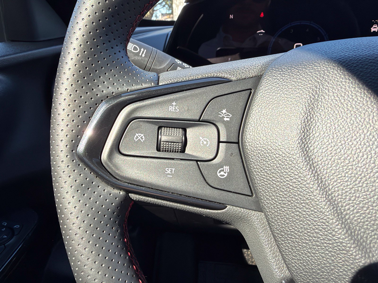 Used 2025 Chevrolet Trax RS w/ Sunroof Package FWD image 14