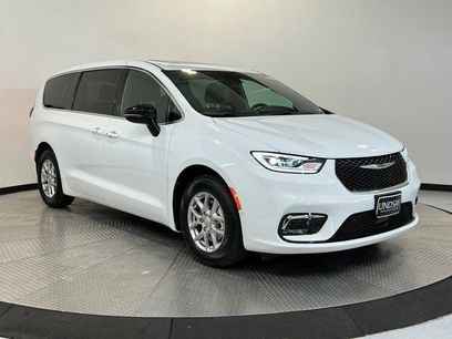 New 2026 Chrysler Pacifica Select