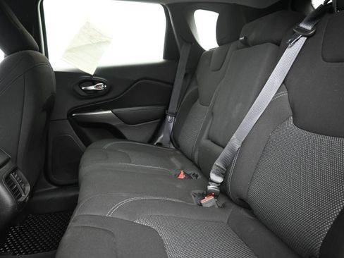 Used 2020 Jeep Cherokee Latitude w/ Cold Weather Group FWD image 22