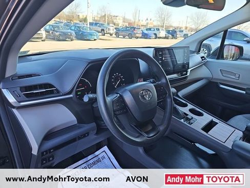 Used 2024 Toyota Sienna LE image 9